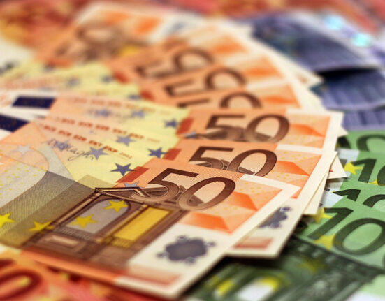 ECB pradeda būsimos euro banknotų serijos dizaino konkursą