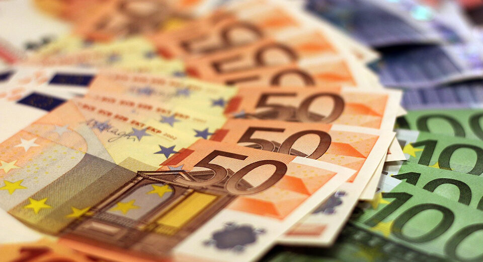ECB pradeda būsimos euro banknotų serijos dizaino konkursą