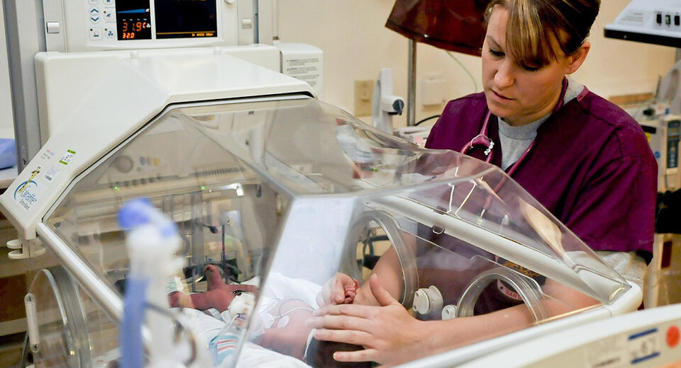 Kaip apsaugoti kūdikius nuo RSV šią žiemą – ECDC patarimai tėvams ir sveikatos specialistams