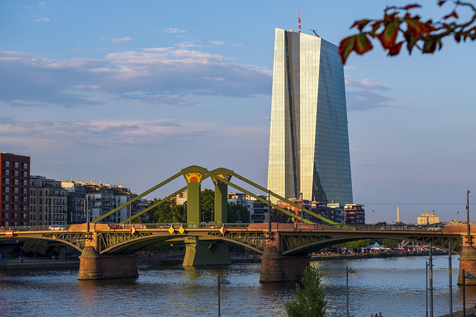 ECB: ką tai reiškia gyventojams – atlyginimai, pinigai, prekyba ir bankų stabilumas
