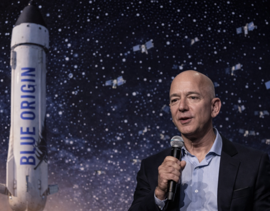 „Blue Origin“ meta iššūkį „Starlink“: Jeffo Bezoso bendrovė kuria pasaulinį palydovinį tinklą