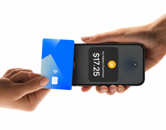 JK aktyvistas pateikė 1,5 mlrd. svarų ieškinį prieš „Apple“ dėl „Apple Pay“ mokesčių
