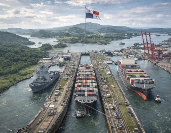 Panama laviruoja tarp JAV ir Kinijos interesų dėl Panamos kanalo