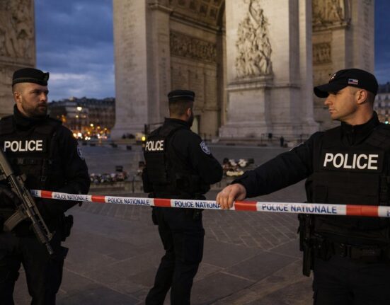 Paryžiuje per išpuolį prie Triumfo arkos policijos nušautas užpuolikas mirė ligoninėje