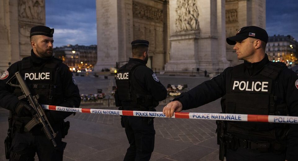 Paryžiuje per išpuolį prie Triumfo arkos policijos nušautas užpuolikas mirė ligoninėje