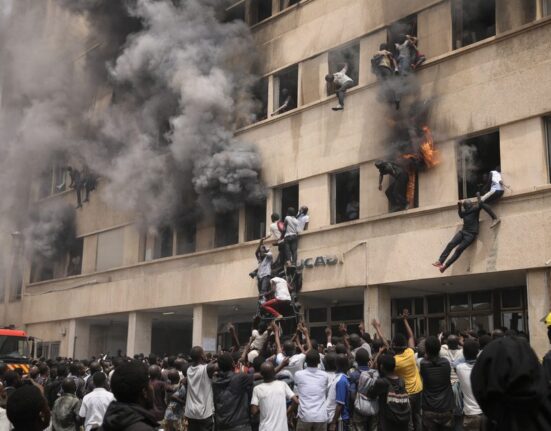Dakar mieste protestai universitete virto tragedija: studentai lipa pro degančio pastato langus