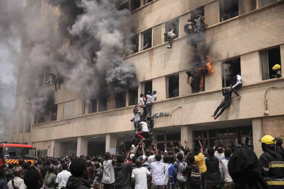 Dakar mieste protestai universitete virto tragedija: studentai lipa pro degančio pastato langus