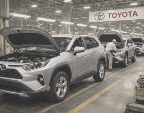 „Toyota“ planuoja 30 proc. padidinti hibridinių automobilių gamybą pasaulyje