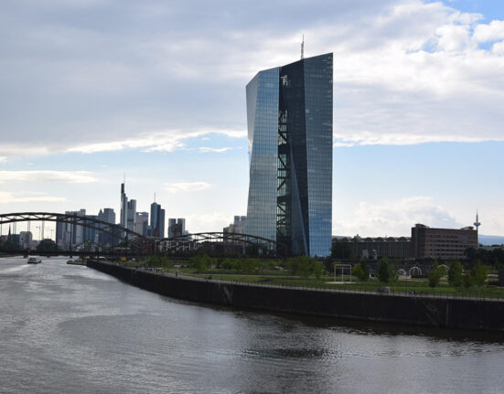 ECB paliko palūkanų normas nepakeistas ir įspėjo dėl karo Artimuosiuose Rytuose poveikio