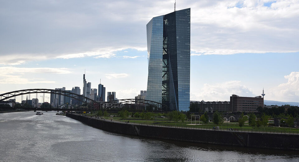 ECB paliko palūkanų normas nepakeistas ir įspėjo dėl karo Artimuosiuose Rytuose poveikio