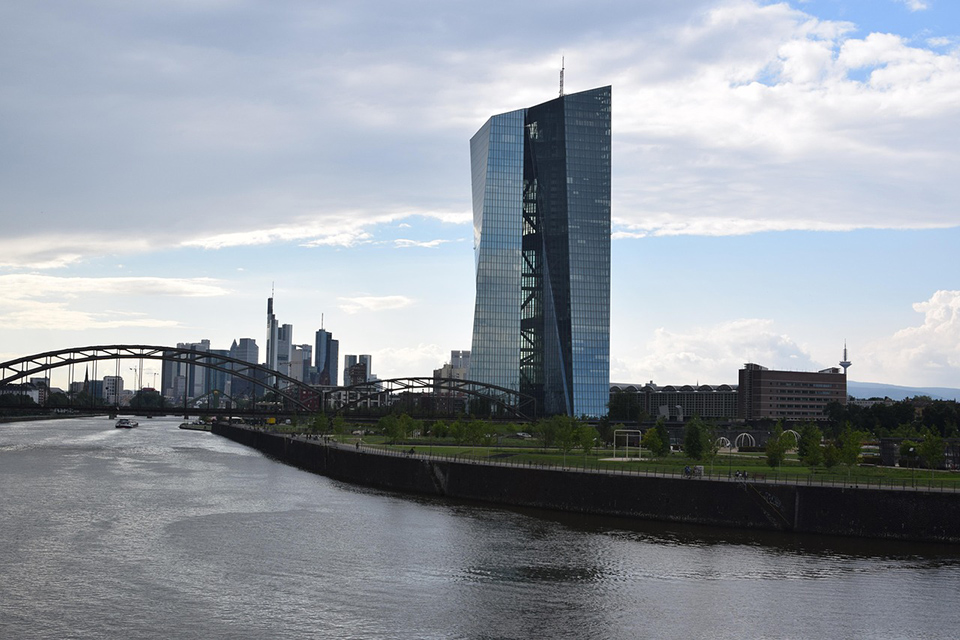 ECB paliko palūkanų normas nepakeistas ir įspėjo dėl karo Artimuosiuose Rytuose poveikio