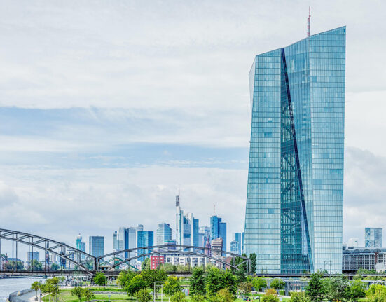 ECB: energijos kainų šokai kelia naujų rizikų infliacijai ir augimui