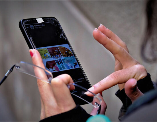 Europos Komisija tiria „Snapchat“ ir įspėja pornografijos platformas dėl vaikų apsaugos pažeidimų