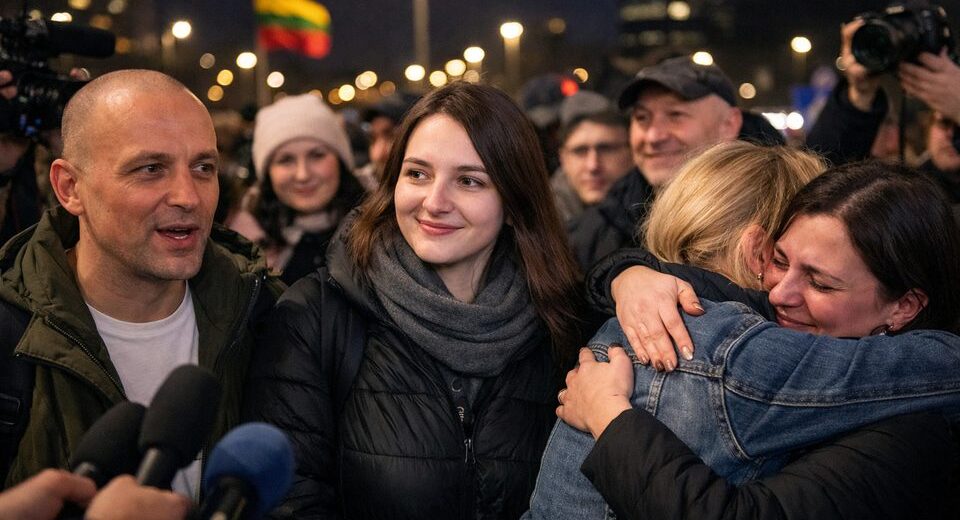 Baltarusija paleido 250 politinių kalinių pagal susitarimą su JAV, tačiau šimtai dar lieka kalėjimuose