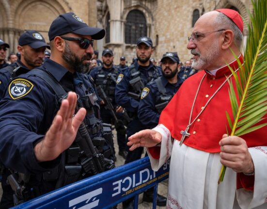 Izraelio policija neleido patriarchui patekti į Šventojo Kapo baziliką per Verbų sekmadienį