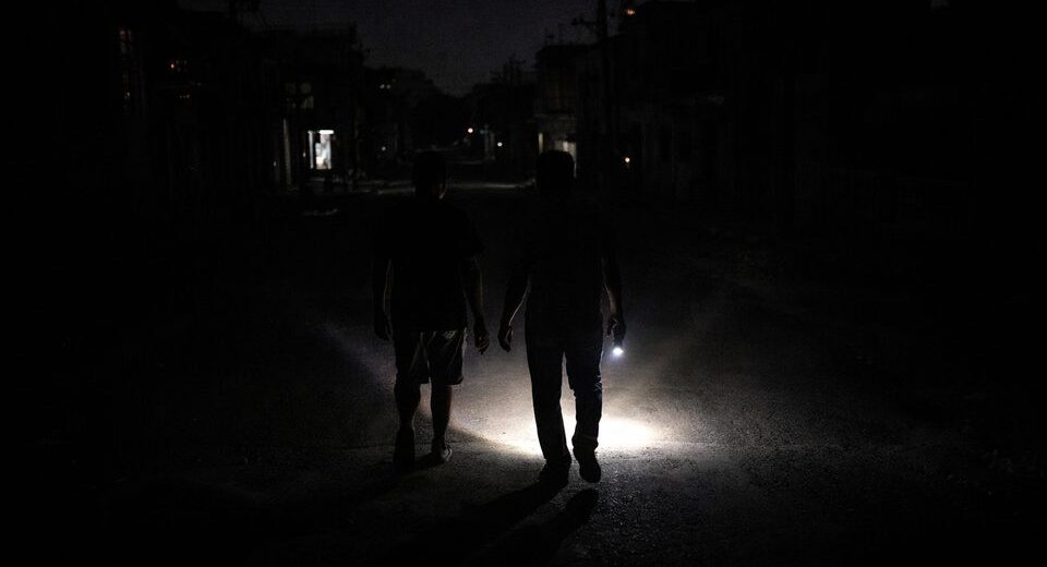 Milijonai be elektros: Kuboje sugriuvo nacionalinis elektros tinklas
