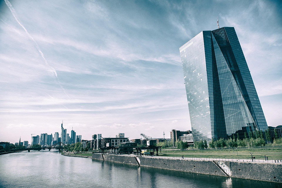 ECB: euro zonos augimą stiprina investicijos ir DI, tačiau išorinės rizikos išlieka