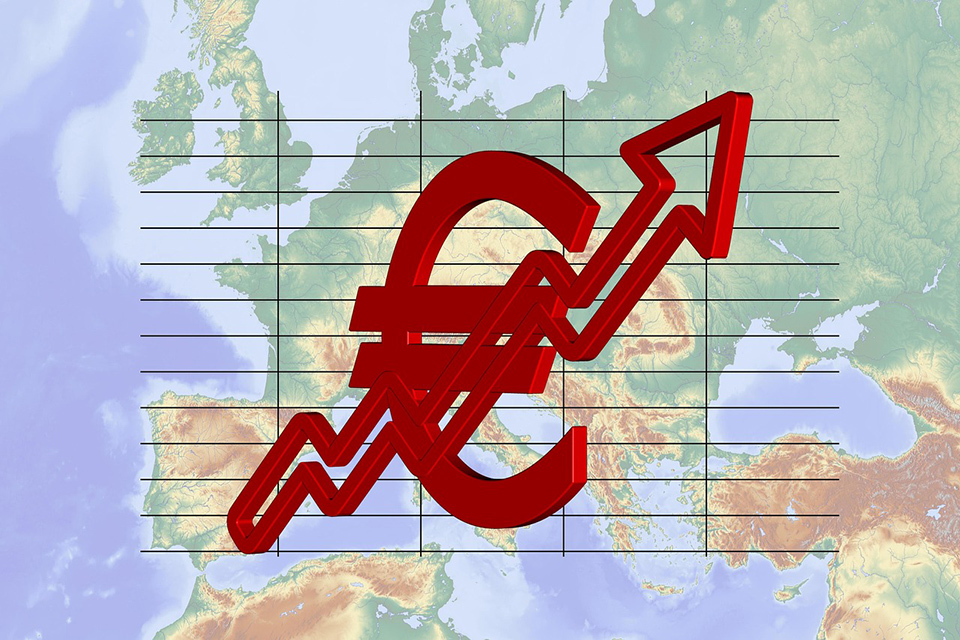 ECB: pasaulio ekonomika susiduria su augančiais geopolitiniais ir energetiniais iššūkiais