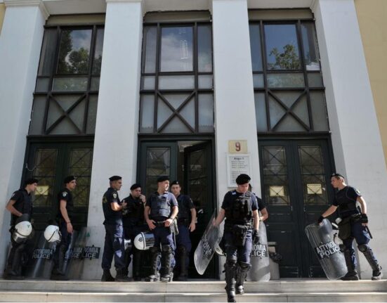 Atėnuose ieškomas 89 metų įtariamasis po šaudymo – sužeisti penki žmonės
