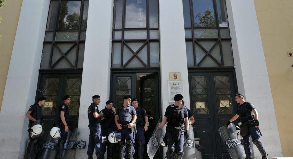Atėnuose ieškomas 89 metų įtariamasis po šaudymo – sužeisti penki žmonės