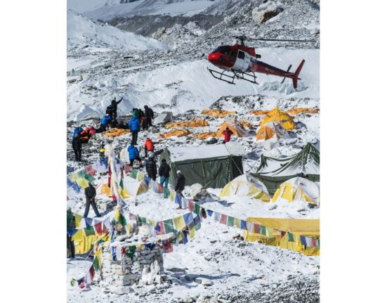 Didelis ledo blokas sustabdė šimtus Everesto alpinistų