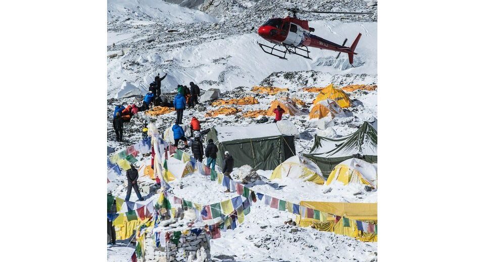 Didelis ledo blokas sustabdė šimtus Everesto alpinistų