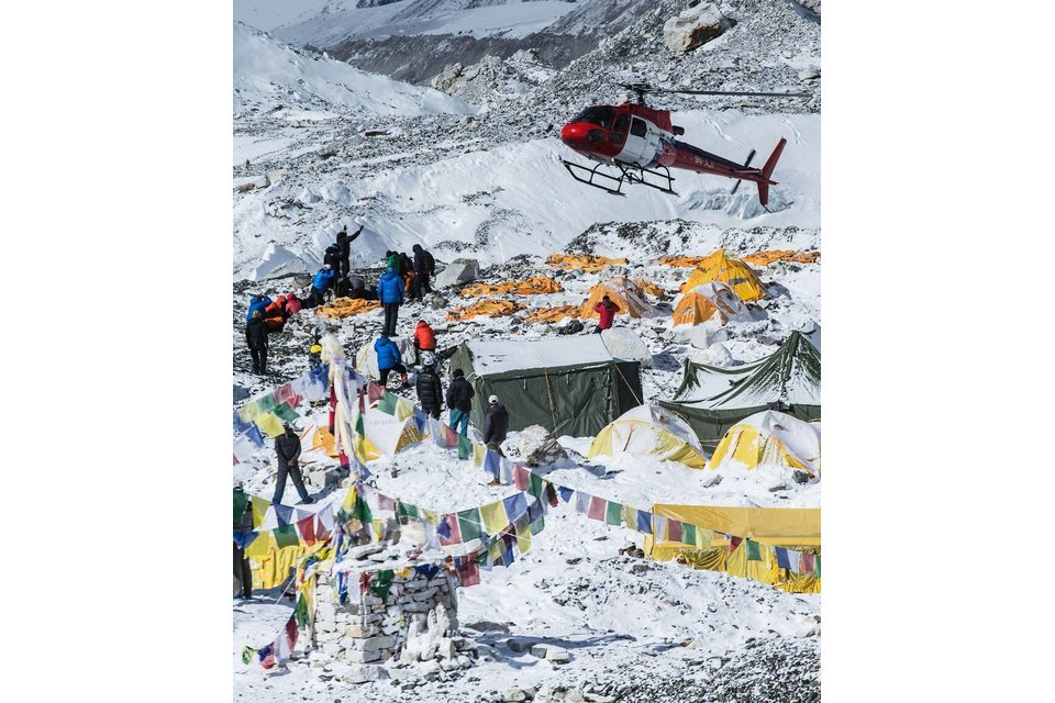 Didelis ledo blokas sustabdė šimtus Everesto alpinistų