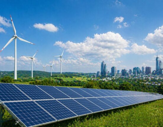 ES planuoja mažinti elektros mokesčius – siekia apsaugoti gyventojus nuo energetikos krizės