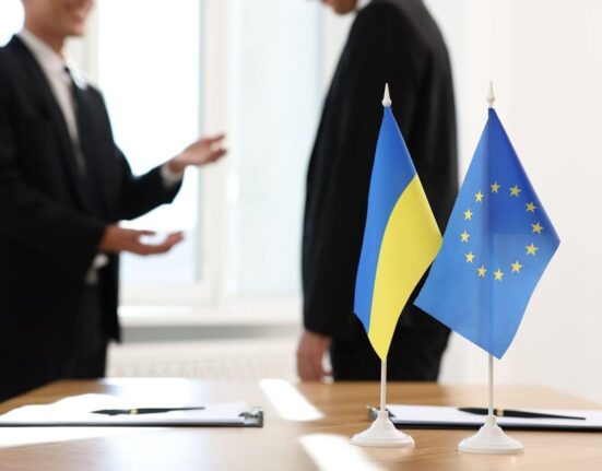 ES svarsto aktyvinti tarpusavio pagalbos mechanizmą augant įtampai su JAV dėl NATO