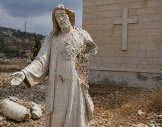 Izraelio karys išniekino Jėzaus statulą Libane – Europoje stiprėja spaudimas Izraeliui