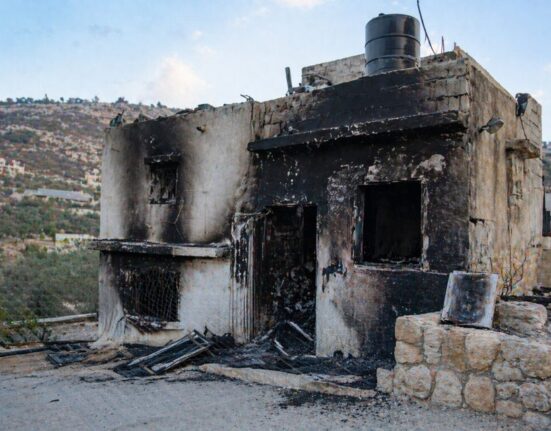 Izraelio naujakuriai padegė palestiniečių namą Vakarų Krante – sužeisti ir vaikai