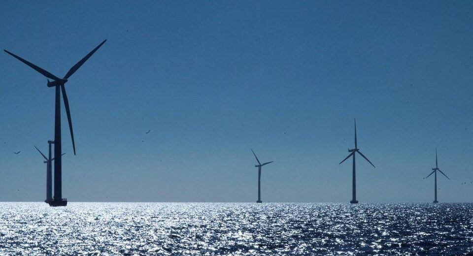 JAV sustabdė vėjo energetikos projektus, stiprindamos naftos ir dujų sektorių