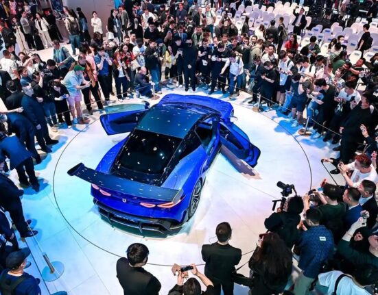 Kinijos automobilių gamintojai lenkia Japoniją ir Europą, remdamiesi dirbtiniu intelektu ir baterijų technologijomis