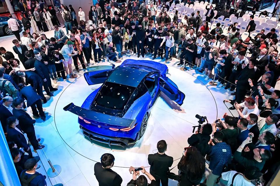 Kinijos automobilių gamintojai lenkia Japoniją ir Europą, remdamiesi dirbtiniu intelektu ir baterijų technologijomis