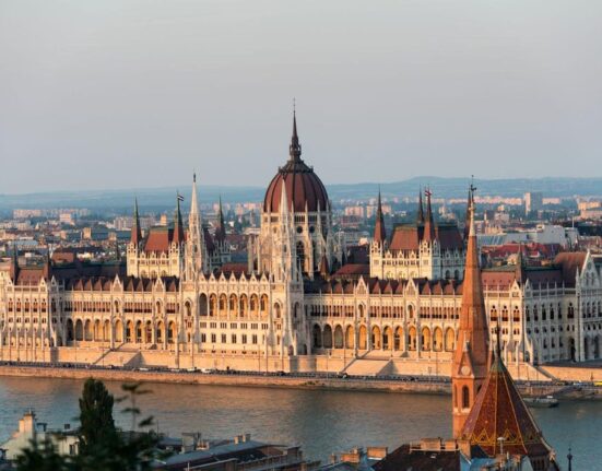 Po rinkimų Vengrijoje – įtarimai dėl turto slėpimo, Orbáno aplinka skubiai perkelia lėšas į užsienį