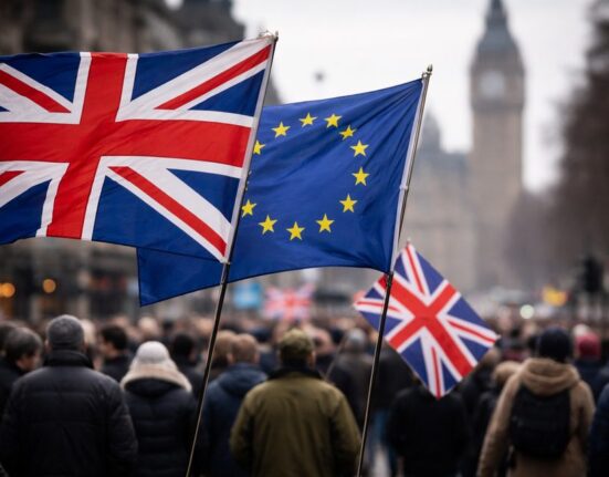 Praėjus dešimtmečiui po „Brexit“: susiskaldžiusi ir įstrigusi Jungtinė Karalystė