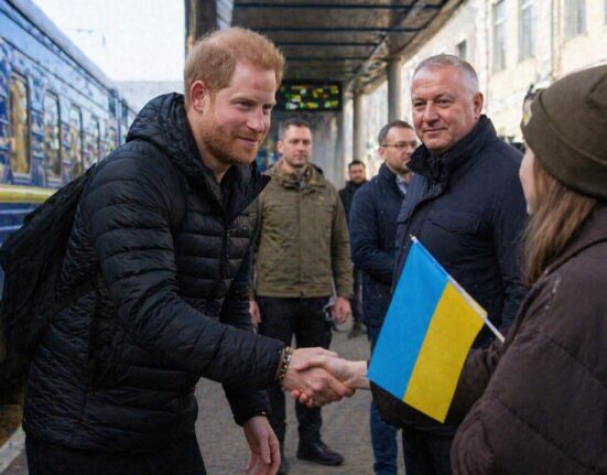 Princas Harry netikėtai apsilankė Ukrainoje – vizitas Kijeve karo fone