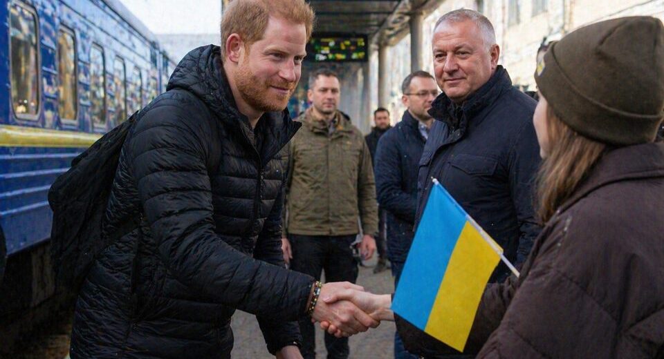 Princas Harry netikėtai apsilankė Ukrainoje – vizitas Kijeve karo fone