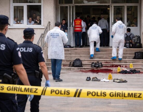 Turkijoje mokykloje įvykdytas šaudymas – sužeista mažiausiai 16 žmonių