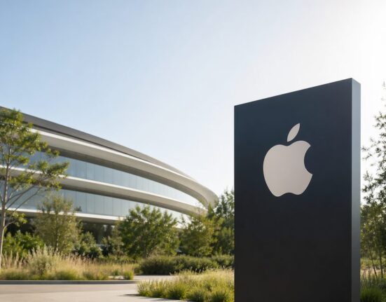 „Apple“ vadovas Timas Cookas pasitrauks iš pareigų po beveik 15 metų