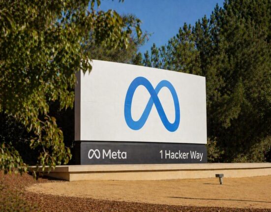 „Meta“ planuoja atleisti apie 8 tūkst. darbuotojų, augant investicijoms į dirbtinį intelektą