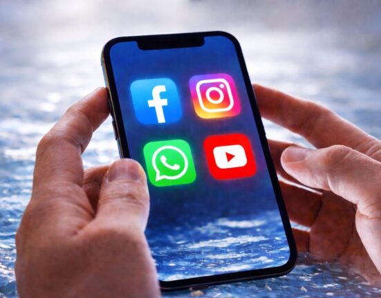 „Meta“ šalina reklamas, kviečiančias į teismus dėl priklausomybės nuo socialinių tinklų