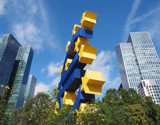 ECB: euro zonos finansų sistema tampa atsparesnė, tačiau investicijoms Europoje vis dar trukdo rinkų susiskaidymas