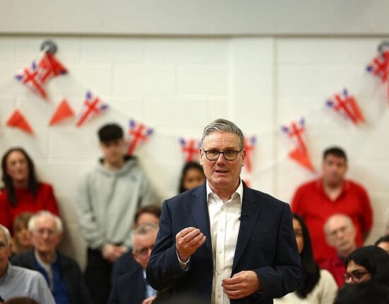 Didžiojoje Britanijoje vyksta rinkimai, galintys suduoti smūgį Keirui Starmeriui