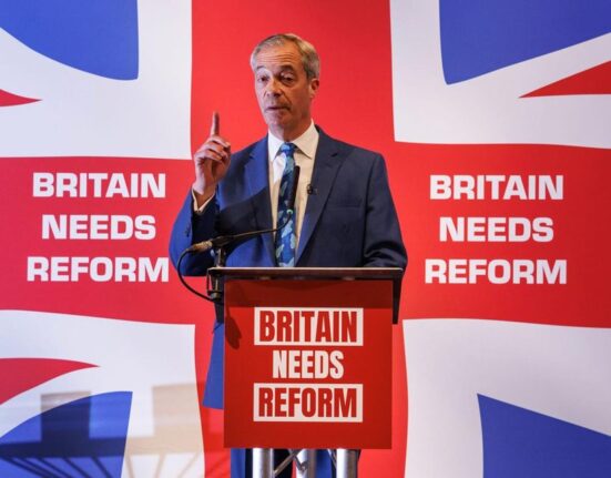 Jungtinėje Karalystėje smunka leiboristų populiarumas: Nigelo Farage’o partija fiksuoja proveržį