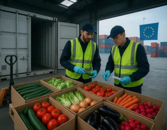 Lenkija uždraudė pesticidais užterštų maisto produktų importą, siekdama spausti Briuselį
