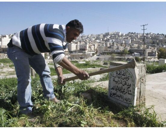 Palestiniečių šeima teigia buvusi priversta iškasti ką tik palaidoto tėvo kūną