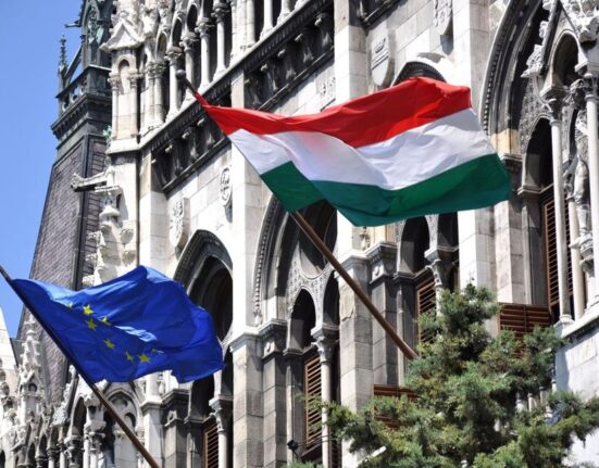 Prie Vengrijos parlamento vėl iškelta ES vėliava: šalyje prasideda naujas politinis etapas