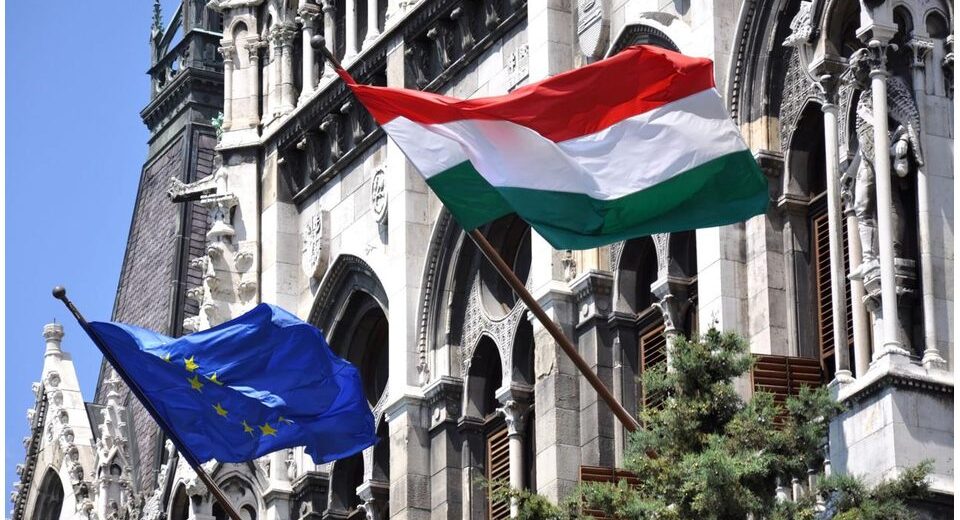 Prie Vengrijos parlamento vėl iškelta ES vėliava: šalyje prasideda naujas politinis etapas