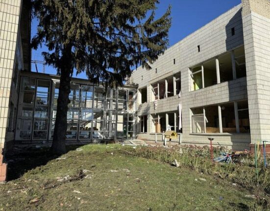 Rusija per vienašales paliaubas atakavo Ukrainą – smogta darželiui Sumų regione